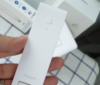 아카라 조명 스위치를 누워서 끄는 방법 (스마트 조명 스위치 2구 + 무선 리모트 스위치 1구 T1, 스마트 허브 E1) — 4점을 준 리뷰어가 2021년 11월 올린 사용 사진