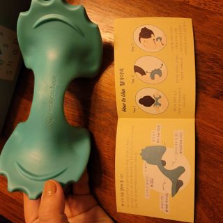 힐니스북 [힐마이넥]   거북목 통증완화를 위한 휴대용 목 안마기 — 5점을 준 리뷰어가 2022년 12월 올린 사용 사진