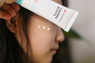 리더스코스메틱 리더스 카밍 바이오틱스 선 에센스 SPF 50+ PA++++ — 5점을 준 리뷰어가 2022년 6월 올린 사용 사진