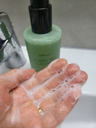 프리마인 메이크업과 들뜨는 각질까지 한방에 깐달걀로! 순하기까지한 셀베이스 그린티클렌저(200ml) — 5점을 준 리뷰어가 2023년 3월 올린 사용 사진