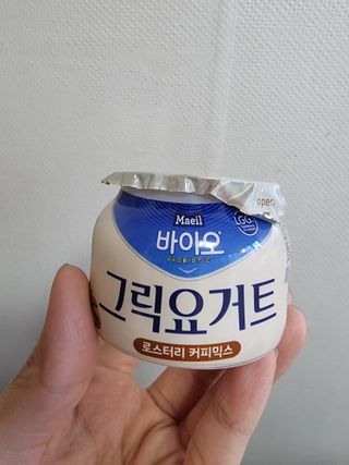 매일바이오 그릭요거트 오리지널 플레인 4개, 로스터리 커피믹스 4개 — 5점을 준 리뷰어가 2021년 12월 올린 사용 사진