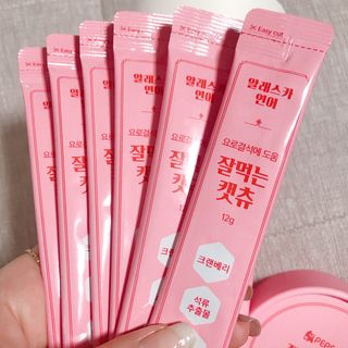 페페로니 잘 먹는 캣츄 - 알래스카 연어 24개입 — 5점을 준 리뷰어가 2021년 7월 올린 사용 사진