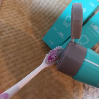 치과에서 쓰는 치약 _ 라벨제로 저불소 꼬마, 키즈, 유아, 베이비, 주니어 안전한 어린이치약 — 5점을 준 리뷰어가 2023년 2월 올린 사용 사진