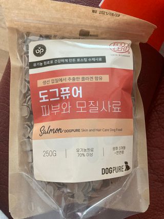 도그퓨어 피부와모질/혼합유산균/글루코사민 유기농 로스팅 사료 — 3점을 준 리뷰어가 2021년 9월 올린 사용 사진