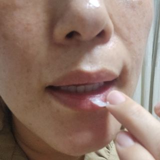 틱톡 [후르디아] 튼입술해결템 올리브영 블루베리 하이드레이팅 허니 립밤 — 5점을 준 리뷰어가 2023년 12월 올린 사용 사진