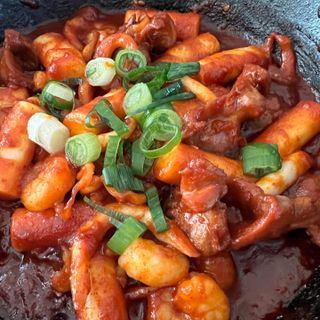 화끈한녀석들 새오똥400g 새우,오징어,똥집 볶음요리 소스,밀떡, 참기름 포함 — 5점을 준 리뷰어가 2022년 11월 올린 사용 사진