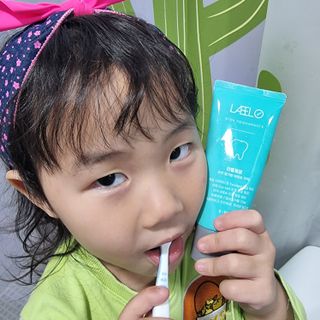 치과에서 쓰는 치약 _ 라벨제로 저불소 꼬마, 키즈, 유아, 베이비, 주니어 안전한 어린이치약 — 5점을 준 리뷰어가 2022년 11월 올린 사용 사진