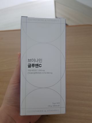 브이나인 글루타치온 비타민C 콜라겐 세라마이드 14포 1BOX — 5점을 준 리뷰어가 2022년 7월 올린 사용 사진