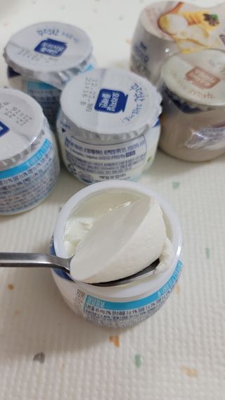 매일바이오 그릭요거트 오리지널 플레인 4개, 로스터리 커피믹스 4개 — 4.5점을 준 리뷰어가 2021년 12월 올린 사용 사진