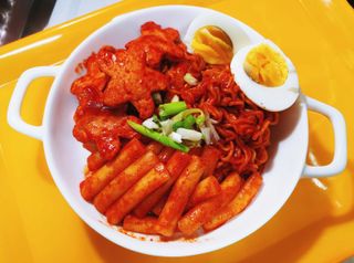 빨간키트 떡볶이 밀키트 2~3인분 매운맛 국물 떡볶이 만들기 쉬운 황금 레시피 분말 소스로 간편한 요리 — 5점을 준 리뷰어가 2021년 10월 올린 사용 사진