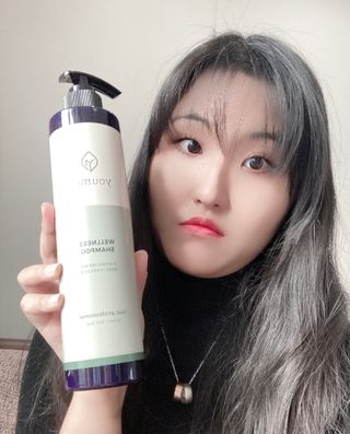 유메이 웰니스 샴푸 + 유메이 스칼프 브러쉬 — 5점을 준 리뷰어가 2021년 12월 올린 사용 사진