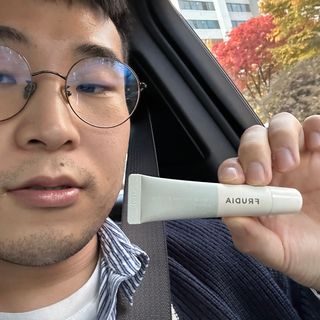[후르디아] 올리브영 착한보습 비건 립버터 2종 — 5점을 준 리뷰어가 2022년 11월 올린 사용 사진