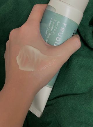 [후르디아] 올리브영 저자극 비건바디로션 — 4점을 준 리뷰어가 2023년 9월 올린 사용 사진