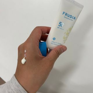 틱톡 [후르디아] 백탁NO! 화잘먹 수분광 선 에센스✨ — 5점을 준 리뷰어가 2023년 5월 올린 사용 사진