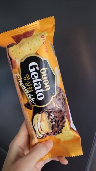 롯데제과 본젤라또 비스킷&바닐라카라멜바, 본젤라또 베리쇼콜라컵 — 5점을 준 리뷰어가 2021년 11월 올린 사용 사진
