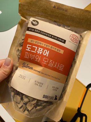 도그퓨어 피부와모질/혼합유산균/글루코사민 유기농 로스팅 사료 — 5점을 준 리뷰어가 2021년 9월 올린 사용 사진