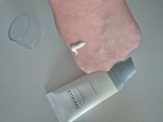 [스킨1004] 마다가스카르 센텔라 히알루-시카 워터핏 선세럼 50ml — 5점을 준 리뷰어가 2024년 5월 올린 사용 사진