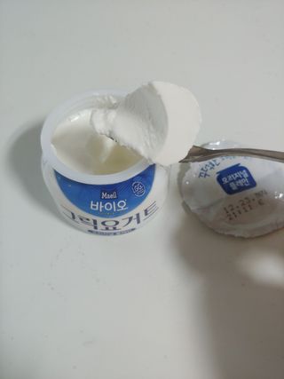 매일바이오 그릭요거트 오리지널 플레인 4개, 로스터리 커피믹스 4개 — 4.5점을 준 리뷰어가 2021년 12월 올린 사용 사진