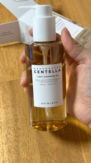 스킨1004 [SKIN1004] 마다가스카르 센텔라 라이트 클렌징 오일 200ml — 5점을 준 리뷰어가 2024년 8월 올린 사용 사진