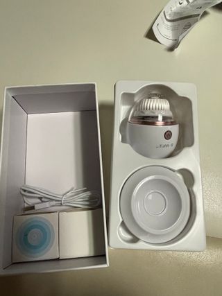디하우트 랩 디하우트랩 클렌징 피부관리기 진동클렌저 실리콘+2종 인조모 브러시 — 5점을 준 리뷰어가 2021년 11월 올린 사용 사진