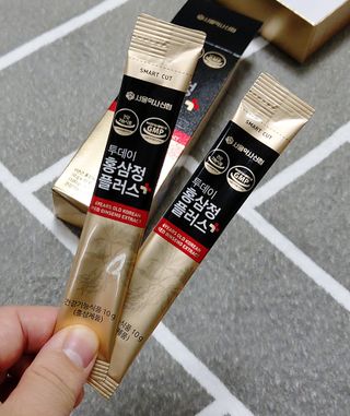 서울약사신협_투데이홍삼정플러스스틱_10g x 30포 — 5점을 준 리뷰어가 2021년 5월 올린 사용 사진