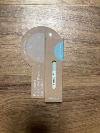 [후르디아] 올리브영 착한보습 비건 립버터 2종 — 4.5점을 준 리뷰어가 2022년 2월 올린 사용 사진