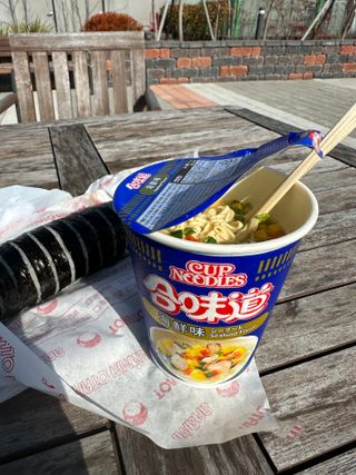 NISSIN 닛신 컵누들  4종 - 씨푸드오리지날, 씨푸드 스파이시, 씨푸드 커리, 씨푸드 XO소스 — 5점을 준 리뷰어가 2023년 2월 올린 사용 사진