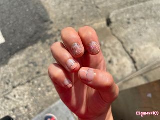 [네일가게] 햇빛에 닿으면 색이 변하는 신기한 햇살 반전 네일스티커_B — 5점을 준 리뷰어가 2021년 8월 올린 사용 사진