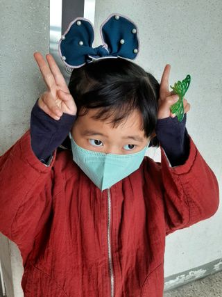 [블루 본 아이노우] 유아용 컬러마스크 40 PCS SET 2중 택 1 — 5점을 준 리뷰어가 2021년 4월 올린 사용 사진
