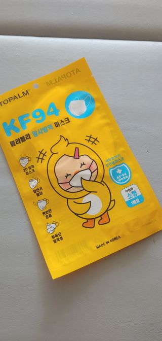 아토팜 블라블라 황사방역 마스크 KF94 — 4점을 준 리뷰어가 2021년 10월 올린 사용 사진