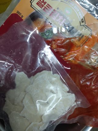 [푸딩팩토리] 얼큰김치수제비 350g  / 우삼겹 김치찌개 185g — 5점을 준 리뷰어가 2022년 10월 올린 사용 사진