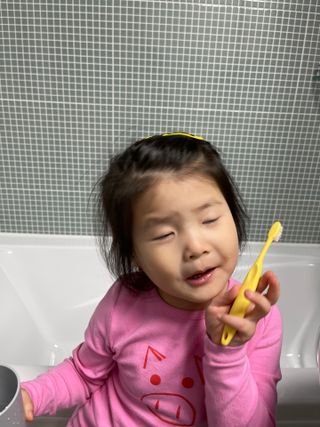 치과에서 쓰는 치약 _ 라벨제로 저불소 꼬마, 키즈, 유아, 베이비, 주니어 안전한 어린이치약 — 4점을 준 리뷰어가 2023년 1월 올린 사용 사진
