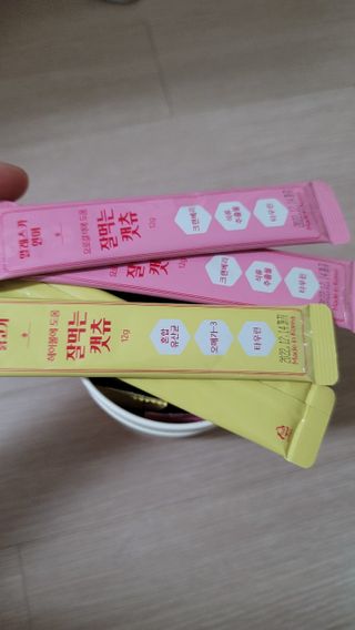 페페로니 잘 먹는 캣츄 - 무항생제 닭고기 12개 + 알래스카 연어 12개 — 5점을 준 리뷰어가 2021년 7월 올린 사용 사진