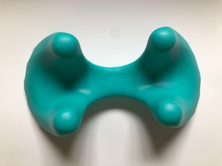 힐니스북 [힐마이넥]   거북목 통증완화를 위한 휴대용 목 안마기 — 5점을 준 리뷰어가 2022년 12월 올린 사용 사진