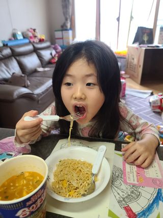 NISSIN 닛신 컵누들  4종 - 씨푸드오리지날, 씨푸드 스파이시, 씨푸드 커리, 씨푸드 XO소스 — 5점을 준 리뷰어가 2021년 12월 올린 사용 사진