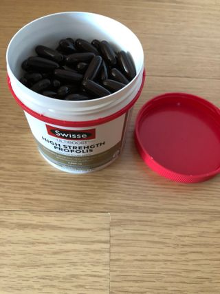 Swisse 스위스 고함량 프로폴리스 2,000mg 210정 — 5점을 준 리뷰어가 2021년 11월 올린 사용 사진