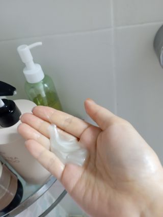 프리마인 더이상 뻣뻣하고 효과없는 탈모샴푸는 NO. 근본부터 케어하는 셀베이스 그린티샴푸(500ml) — 5점을 준 리뷰어가 2023년 5월 올린 사용 사진