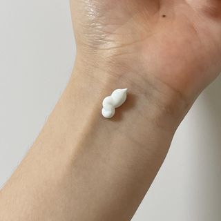 틱톡 [후르디아] 백탁NO! 화잘먹 수분광 선 에센스✨ — 5점을 준 리뷰어가 2023년 6월 올린 사용 사진