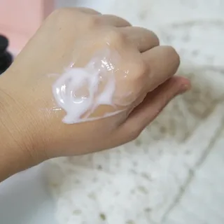 난나 살몬 스파이더 검버섯 미백 톤업 화이트닝 연어 앰플 크림 300ml 대용량 — 5점을 준 리뷰어가 2022년 12월 올린 사용 사진