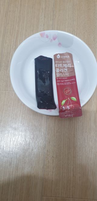자연에온 가득담은 몽모랑시 타트체리 콜라겐 젤리스틱 — 5점을 준 리뷰어가 2021년 1월 올린 사용 사진