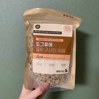 도그퓨어 피부와모질/혼합유산균/글루코사민 유기농 로스팅 사료 — 5점을 준 리뷰어가 2021년 10월 올린 사용 사진