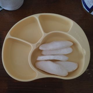 유비맘 캐릭터 실리콘 흡착 식판_색상 랜덤발송 — 4점을 준 리뷰어가 2021년 2월 올린 사용 사진