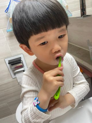 치과에서 쓰는 치약 _ 라벨제로 저불소 꼬마, 키즈, 유아, 베이비, 주니어 안전한 어린이치약 — 5점을 준 리뷰어가 2023년 5월 올린 사용 사진