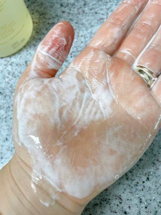 아미퓨어 두피 관리는 천연계면활성제와 함께 라이크 어 노푸 샴푸 — 5점을 준 리뷰어가 2021년 6월 올린 사용 사진