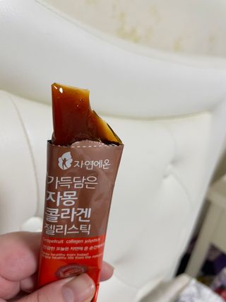 자연에온 핑크 자몽 착즙 100mL 10개입 1BOX +가 득담은 자몽 콜라겐 젤리스틱 1BOX — 5점을 준 리뷰어가 2021년 7월 올린 사용 사진