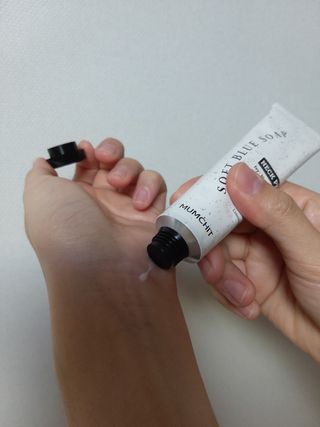 멈칫(MUMCHIT) 넥퍼퓸 NECKPERFUME 2가지 향 — 5점을 준 리뷰어가 2021년 11월 올린 사용 사진