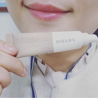 [후르디아] 올리브영 착한보습 비건 립버터 2종 — 3점을 준 리뷰어가 2023년 2월 올린 사용 사진