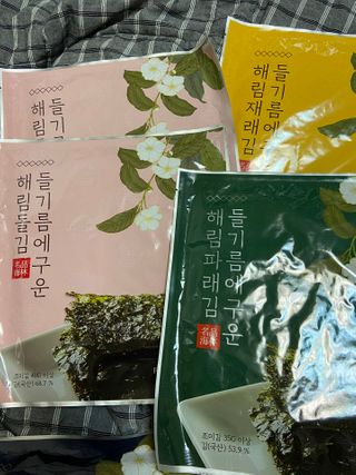 [해림맛김] 들기름에 구운 바삭바삭 김 4종 세트 + 1종 랜덤발송 총5개입 — 5점을 준 리뷰어가 2021년 2월 올린 사용 사진