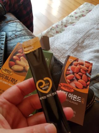 짜먹는 이지견과 짜먹는 이지아몬드, 짜먹는 이지허니피넛, 짜먹는 이지캐슈넛 각 10g X  10포 — 5점을 준 리뷰어가 2021년 2월 올린 사용 사진