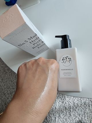 줄라이 모닝 _ JULY MORNING 줄라이모닝 하이드레이팅 퍼퓸드 바디앤핸드 에멀젼 — 5점을 준 리뷰어가 2022년 3월 올린 사용 사진
